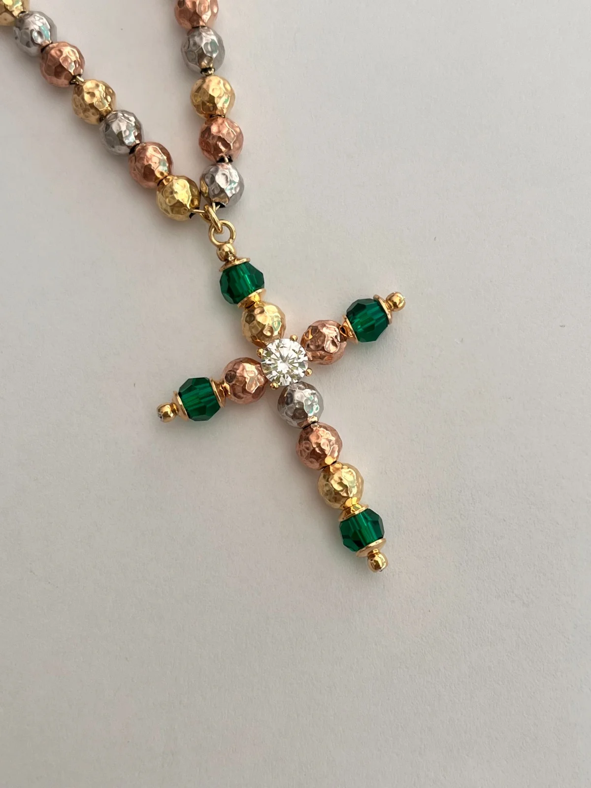 Collar Cruz Tricolor Esmeralda Plata Chapada Oro 18k
